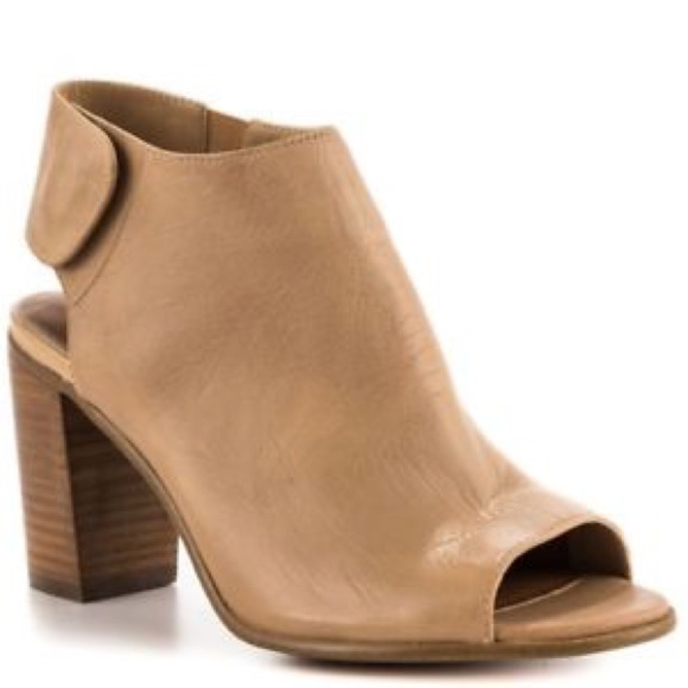 Steven by Steve Madden Slater natural booties sz38